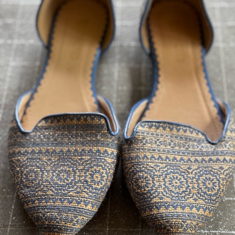 Restricted Blue and Gold Flats with Geometric Design